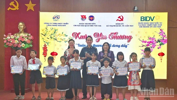 Bà Mã Thị Tươi (áo tím), Phó Chủ tịch Thường trực Hội đồng nhân dân thành phố Cần Thơ tặng học bổng cho các em học sinh.