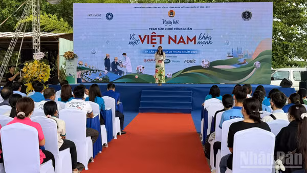 Quang cảnh khai mạc chương trình.