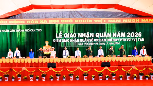 Đại biểu tham dự lễ giao nhận quân tại phường Vị Tân, thành phố Cần Thơ.