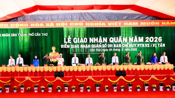 Đại biểu tham dự lễ giao nhận quân tại phường Vị Tân, thành phố Cần Thơ.