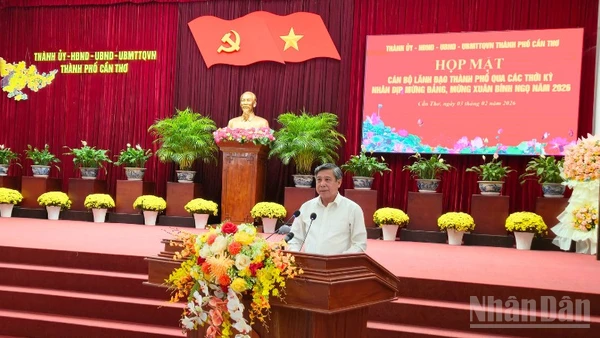 Đồng chí Đồng Văn Thanh, Phó Bí thư Thường trực Thành ủy, Chủ tịch Hội đồng nhân dân thành phố Cần Thơ phát biểu họp mặt.