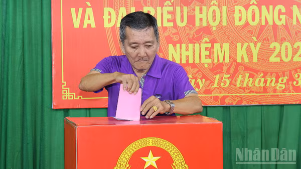 Cử tri trên địa bàn thành phố Cần Thơ thực hiện quyền và nghĩa vụ của mình. 