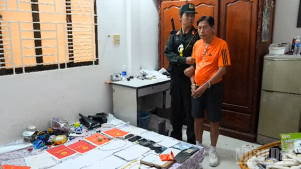 Đối tượng bị Cơ quan Cảnh sát điều tra, Công an thành phố Cần Thơ bắt giữ về hành vi đánh bạc và tổ chức đánh bạc.