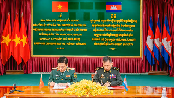 Thiếu tướng Huỳnh Văn Ngon, Phó Chính ủy Quân khu, Trưởng Ban Chỉ đạo 515 Quân khu 9 (bên trái) và Trung tướng Mum Sopheap, Phó Tư lệnh Quân khu Đặc biệt ký kết biên bản giao nhận hài cốt liệt sĩ quân tình nguyện và chuyên gia Việt Nam hy sinh trong các thời kỳ chiến tranh tại Campuchia.