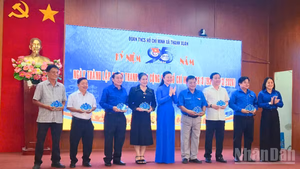 Thành Đoàn Cần Thơ và xã Thạnh Xuân tặng quà cho các cấp cán bộ đoàn qua các thời kỳ.