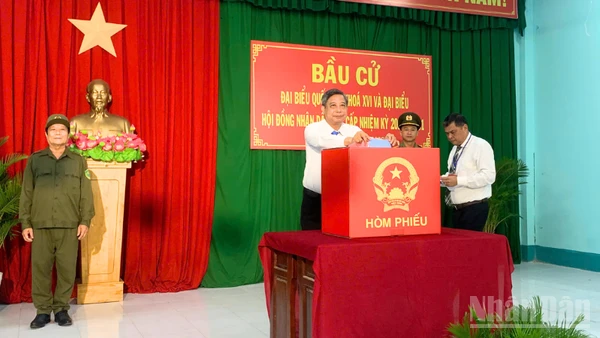 Đồng chí Đồng Văn Thanh, Ủy viên Ban Chấp hành Trung ương Đảng, Phó Bí thư Thường trực Thành ủy, Chủ tịch Hội đồng nhân dân thành phố, Chủ tịch Ủy ban Bầu cử thành phố Cần Thơ bỏ phiếu bầu cử.