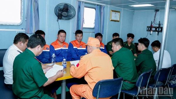 Đại diện Tàu SAR 413 và Bộ đội Biên phòng thành phố Cần Thơ đang làm các thủ tục bàn giao 4 thuyền viên.