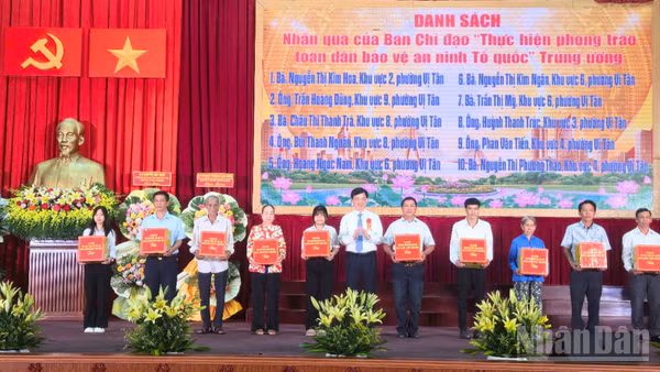 Đồng chí Nguyễn Duy Ngọc, Ủy viên Bộ Chính trị, Bí thư Trung ương Đảng, Trưởng Ban Tổ chức Trung ương tặng quà cho người dân phường Vị Tân, thành phố Cần Thơ.