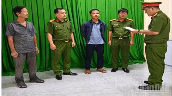 Cơ quan Cảnh sát điều tra Công an thành phố Cần Thơ thi hành lệnh khám xét chỗ ở và bắt bị can để tạm giam Nguyễn Hải Đăng. (Ảnh: Công Bằng)