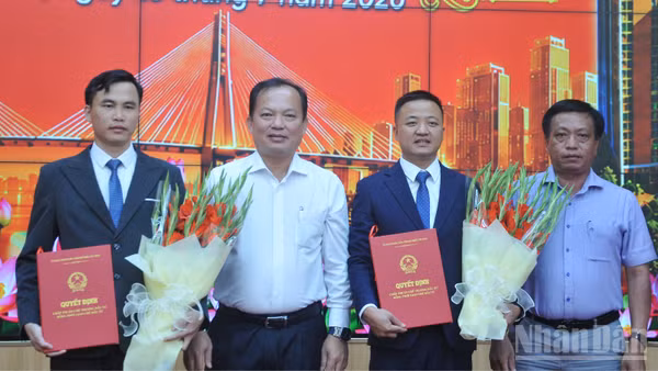 Ông Nguyễn Văn Hòa, Phó chủ tịch Ủy ban nhân dân thành phố Cần Thơ, trao quyết định chấp thuận chủ trương đầu tư, giao chủ đầu tư thực hiện 2 dự án nhà ở xã hội. 