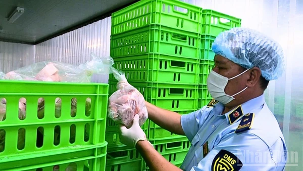 Chi cục Quản lý thị trường thành phố Cần Thơ kiểm tra cơ sở chế biến thực phẩm.