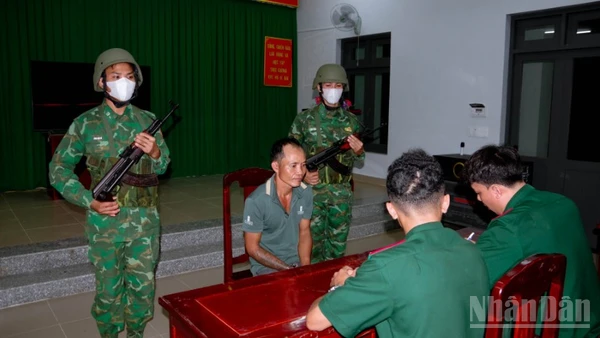 Tổ công tác đồn Biên phòng Vĩnh Châu lấy lời khai đối tượng Diệp Kết.