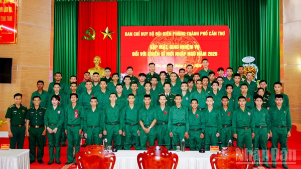 Chiến sĩ mới nhập ngũ chụp ảnh lưu niệm với thủ trưởng Ban chỉ huy Bộ đội Biên phòng thành phố Cần Thơ tại buổi gặp mặt giao nhiệm vụ.