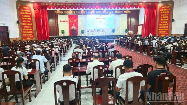 Quang cảnh buổi tiếp xúc cử tri.