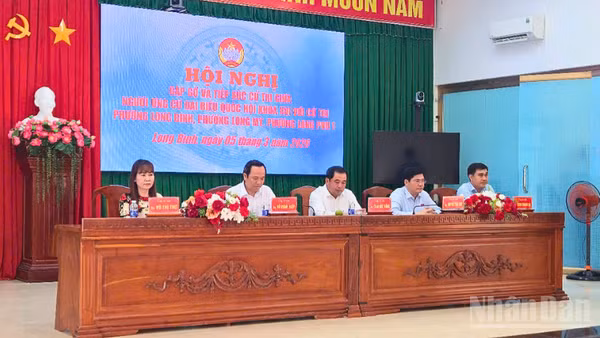 Ủy viên Bộ Chính trị, Bộ trưởng Nông nghiệp và Môi trường Trần Đức Thắng (thứ 3 từ trái qua) tham dự Hội nghị tiếp xúc cử tri đơn vị bầu cử số 3 thành phố Cần Thơ.