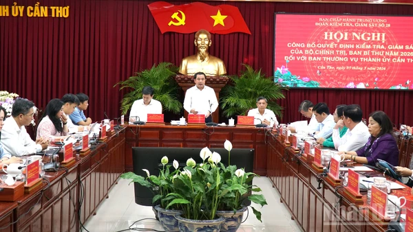 Ủy viên Bộ Chính trị, Bộ trưởng Nông nghiệp và Môi trường Trần Đức Thắng phát biểu kiểm tra, giám sát đối với Ban Thường vụ Thành ủy Cần Thơ. 