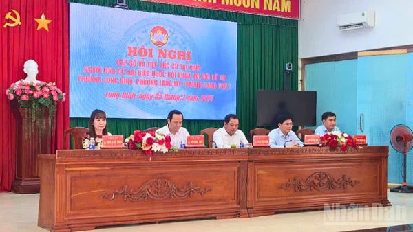 Ủy viên Bộ Chính trị, Bộ trưởng Nông nghiệp và Môi trường Trần Đức Thắng (thứ 3 từ trái qua) tham dự Hội nghị tiếp xúc cử tri đơn vị bầu cử số 3 thành phố Cần Thơ.