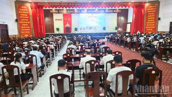 Quang cảnh buổi tiếp xúc cử tri.