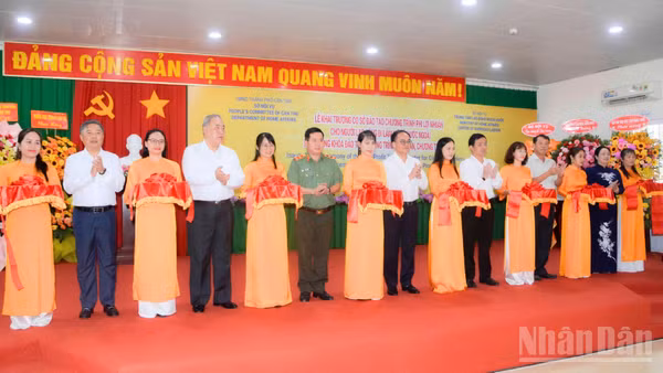 Nghi thức cắt băng khánh thành Cơ sở đào tạo.