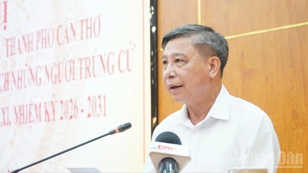 Đồng chí Đồng Văn Thanh, Ủy viên Trung ương Đảng, Phó Bí thư Thường trực Thành ủy, Chủ tịch Hội đồng nhân dân thành phố Cần Thơ, Chủ tịch Ủy ban Bầu cử thành phố, phát biểu tại hội nghị.