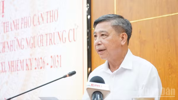 Đồng chí Đồng Văn Thanh, Ủy viên Trung ương Đảng, Phó Bí thư Thường trực Thành ủy, Chủ tịch Hội đồng nhân dân thành phố Cần Thơ, Chủ tịch Ủy ban Bầu cử thành phố, phát biểu tại hội nghị.