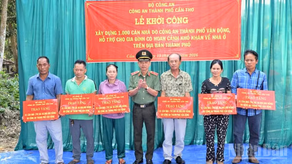 Thiếu tướng Huỳnh Việt Hòa, Giám đốc Công an thành phố Cần Thơ trao quyết định hỗ trợ xây dựng nhà đợt 1 cho hộ gia đình có hoàn cảnh khó khăn.