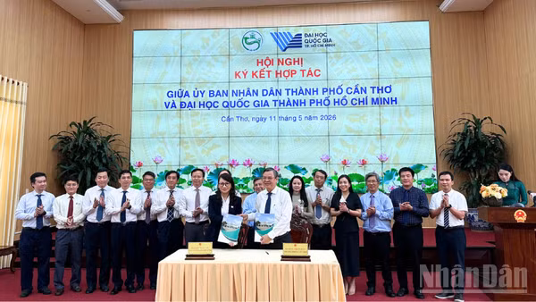 Ông Trương Cảnh Tuyên, Chủ tịch Ủy ban nhân dân thành phố Cần Thơ ký kết với Giáo sư, Tiến sĩ Nguyễn Thị Thanh Mai, Giám đốc Đại học Quốc gia Thành phố Hồ Chí Minh. 