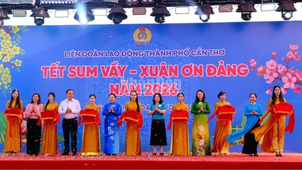 Nghi thức cắt băng khai mạc “Chợ Tết công đoàn”.