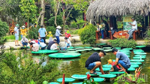 Du khách trải nghiệm các trò chơi dân gian tại các điểm du lịch trên địa bàn thành phố Cần Thơ.