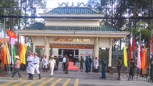Đền thờ Chủ tịch Hồ Chí Minh tọa lạc tại ấp 3, xã Lương Tâm, thành phố Cần Thơ.