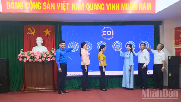 Ban Tổ chức thực hiện nghi thức khai mạc hội thi.