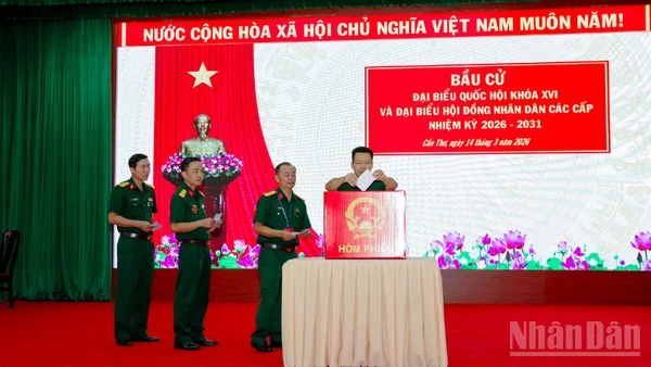 Lãnh đạo Bộ đội Biên phòng thành phố và các đơn vị bỏ phiếu thực hiện quyền và nghĩa vụ công dân.