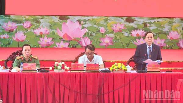 Trung tướng, Giáo sư, Tiến sĩ Nguyễn Xuân Yêm, Viện trưởng, Viện An ninh phi truyền thống, Đại học Quốc gia Hà Nội phát biểu tại hội thảo.