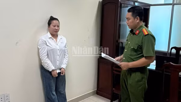 Cơ quan Cảnh sát điều tra tống đạt và thi hành các quyết định, lệnh đối với Trần Thị Kim Xuyến.