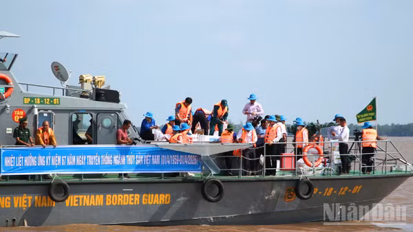 Quang cảnh thả giống tái tạo nguồn lợi thủy sản.