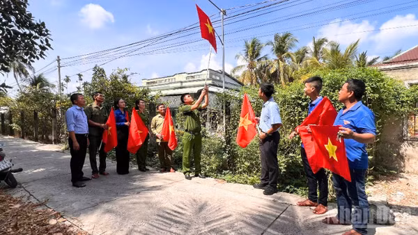 Lực lượng ra quân thực hiện công trình “Đường cờ Tổ quốc”.