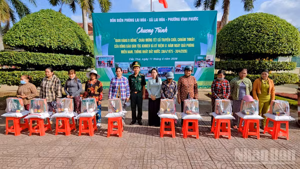 Trao tặng quà cho các hộ gia đình Khmer có hoàn cảnh khó khăn tại chương trình.