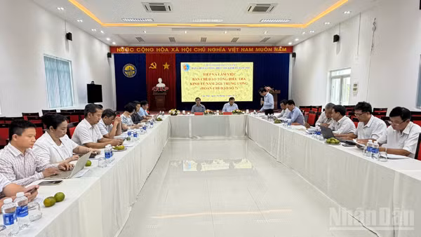 Quang cảnh buổi làm việc.