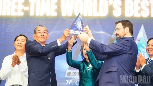 Chủ tịch tổ chức The Rice Trader trao cúp “Gạo ngon nhất thế giới năm 2025” cho kỹ sư Hồ Quang Cua.