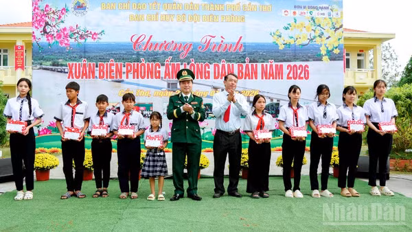 Thiếu tướng Trần Ngọc Hữu, Phó Tư lệnh Bộ đội Biên phòng và ông Nguyễn Văn Khởi, Phó Chủ tịch Ủy ban nhân dân thành phố Cần Thơ trao học bổng cho các em học sinh tại chương trình.