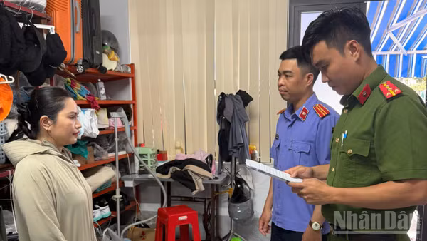 Công an thành phố Cần Thơ đọc lệnh khám xét tại hộ kinh doanh Huỳnh Hạ Thi. (Ảnh: THÀNH LỢI)