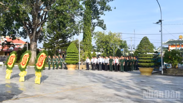 Lãnh đạo Ban Chỉ đạo 515 Quân khu 9, Ban Chỉ đạo 515 thành phố Cần Thơ và các sở, ngành thành phố, địa phương dự lễ dâng hoa, dâng hương. 