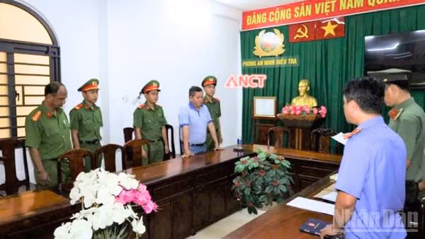 Cơ quan An ninh điều tra tống đạt quyết định khởi tố đối với Võ Xuân Trường. (Ảnh Hải Đăng)