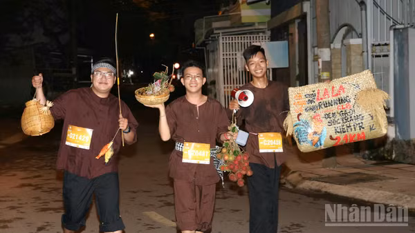 Vận động viên tham gia chạy và trải nghiệm đường quê. 