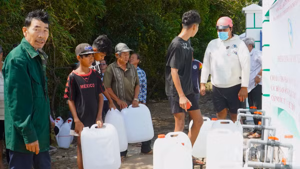 Người dân chờ đợi để được lấy nước sạch miễn phí. 