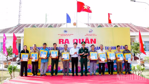 Lãnh đạo Bộ đội Biên phòng thành phố Cần Thơ và Bệnh viện Đa khoa Hòa Hảo - Medic Cần Thơ tặng quà cho các hộ gia đình chính sách.
