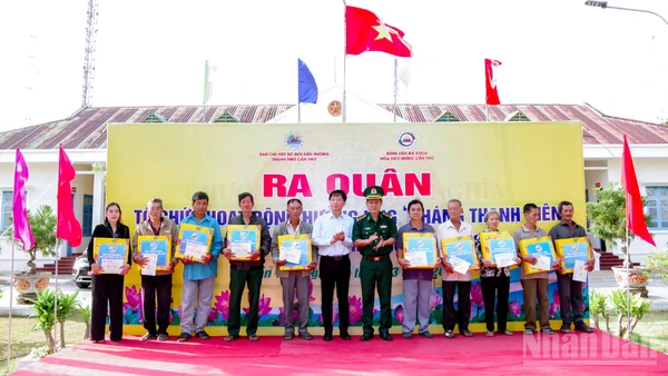 Lãnh đạo Bộ đội Biên phòng thành phố Cần Thơ và Bệnh viện Đa khoa Hòa Hảo - Medic Cần Thơ tặng quà cho các hộ gia đình chính sách.