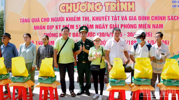 Đại diện lãnh đạo đồn Biên phòng Vĩnh Hải và các nhà hảo tâm tặng quà cho người dân.