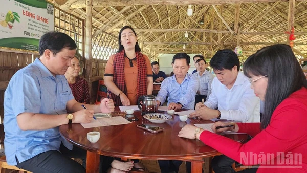 Lãnh đạo thành phố và đại diện các sở, ngành làm việc với Hợp tác xã Du lịch nông nghiệp Cồn Sơn, lắng nghe kiến nghị và đề xuất từ người dân.