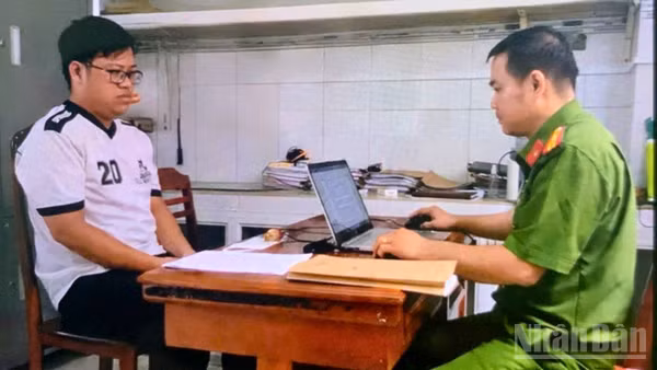 Điều tra viên làm việc với đối tượng Đặng Quang Vinh.